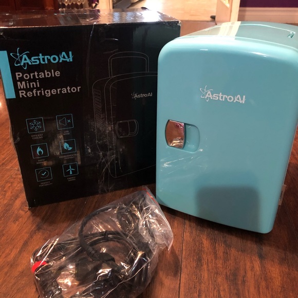 SOLD* Mini fridge in tiffany blue - Picture 8 of 10